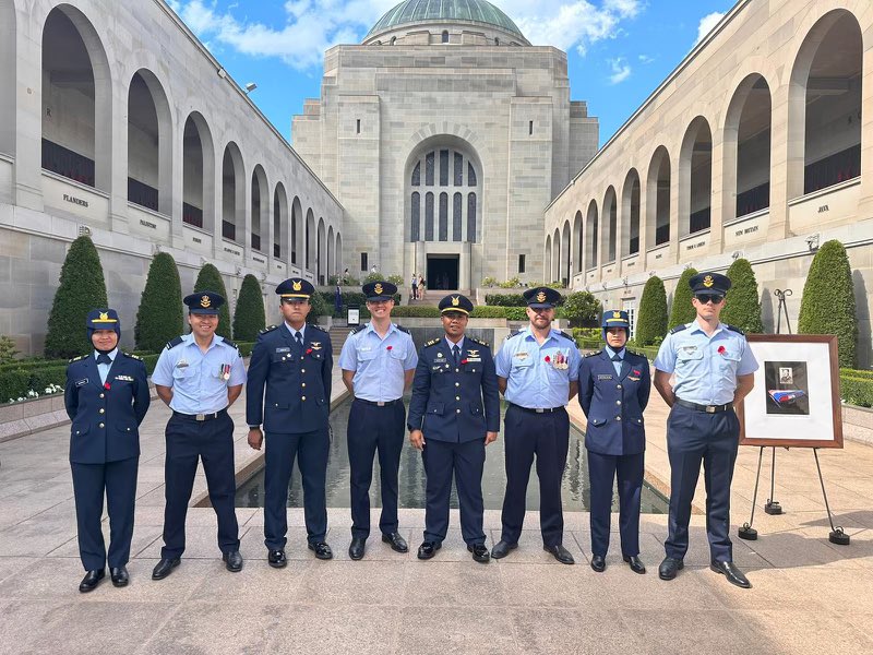 ADC_Australia's tweet photo. The Australia ๐ฆ๐บ Indonesia ๐ฎ๐ฉ Junior Leaders Forum participants visited the @AWMemorial last post ceremony on Tuesday. The program develops professional relationships between junior officers of both countries to promote peace & cooperation #MoreSecureTogether @IKAHANid https://t.co/NpAE5Udd5N