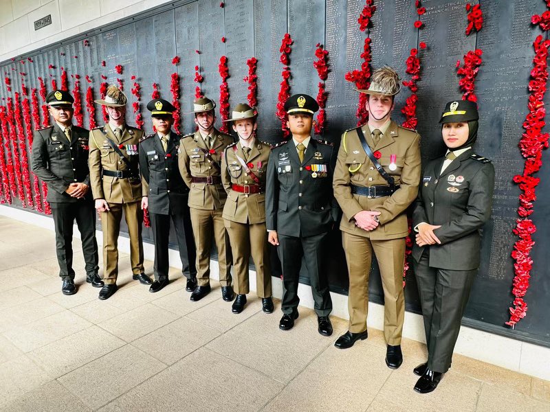 ADC_Australia's tweet photo. The Australia ๐ฆ๐บ Indonesia ๐ฎ๐ฉ Junior Leaders Forum participants visited the @AWMemorial last post ceremony on Tuesday. The program develops professional relationships between junior officers of both countries to promote peace & cooperation #MoreSecureTogether @IKAHANid https://t.co/NpAE5Udd5N