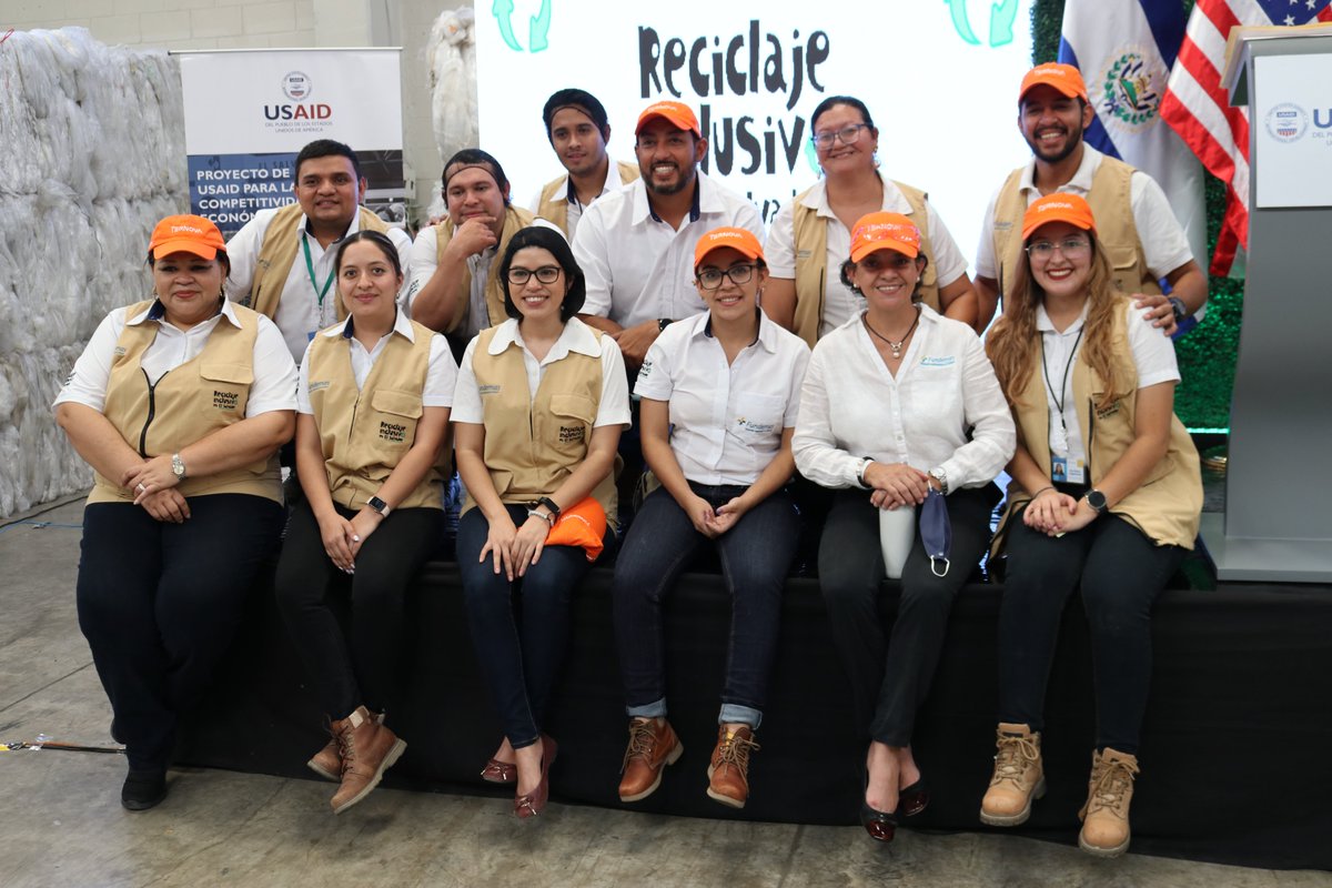 FUNDEMAS's tweet photo. Esta mañana, junto a empresas y organizaciones aliadas, realizamos el evento de presentación de resultados del Proyecto Reciclaje Inclusivo en El Salvador. Esta es una iniciativa que trabajamos junto a @USAID @ElSalvadorEsMas♻️💚 https://t.co/d8fVY2B85c