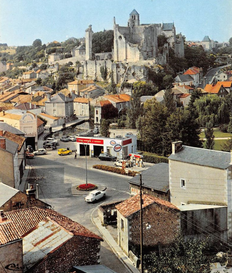 86 CHAUVIGNY 1970 Les Ruines des Châteaux - Station Service Esso, Pompes à essence - 2cv jaune de la Poste - Garage Citroën