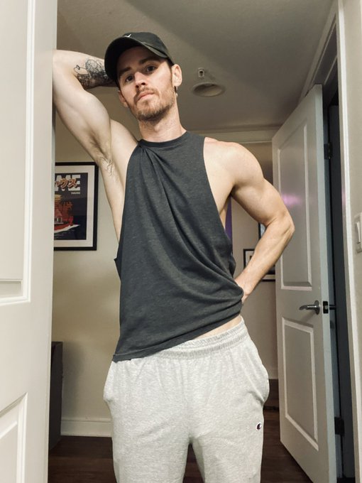 Just a totally normal picture with clothes on. 😏 https://t.co/PiNW0PepJc