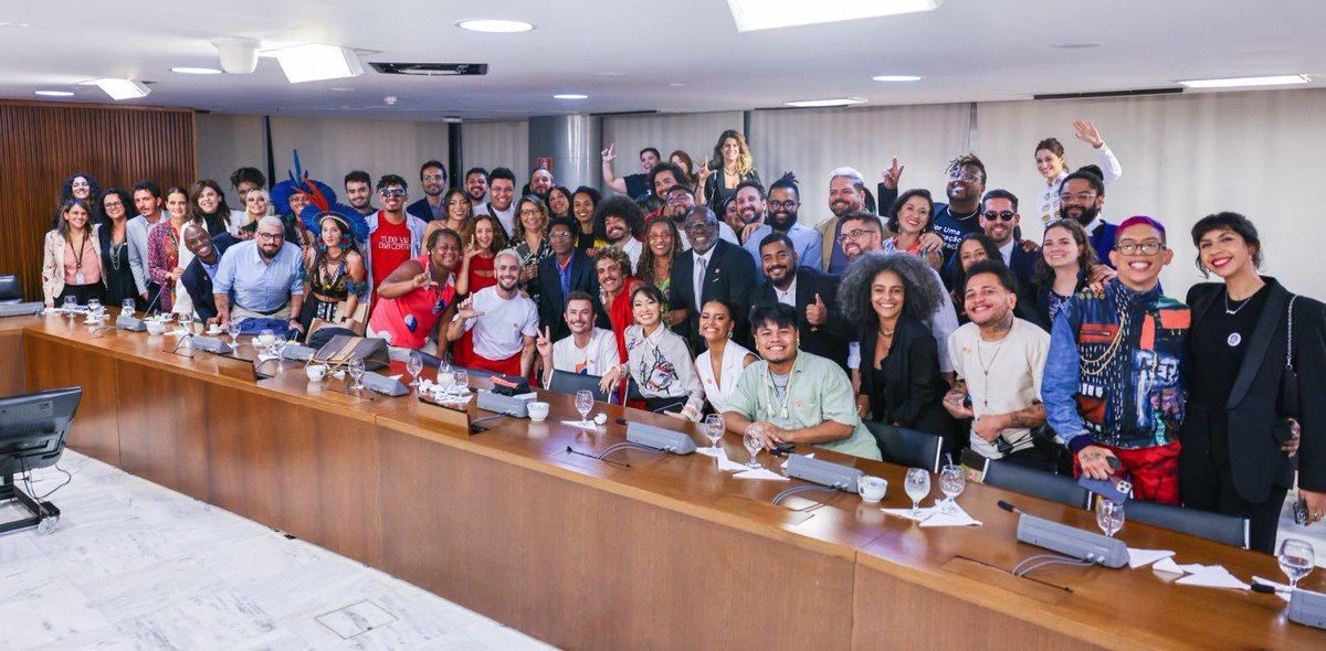 Chefcarolinavi1's tweet photo. E o amor hein?
Olha  essa gente tão "legal" que lambe o pé da marmita de canja!
São os "infruiency" do molusco, você acha que é de graça?
Não todos mamando seu dindim.... https://t.co/fKzfF6Z6RG