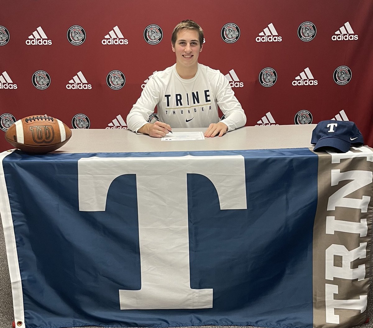 Bryce Smith signs his LOI to play football ⁦<a href="/TrineUniversity/">Trine University</a>⁩ ⁦<a href="/TrineAthletics/">Trine Thunder</a>⁩ Trine gets a multi sport athlete with a high football IQ.  #BulldogsUnited