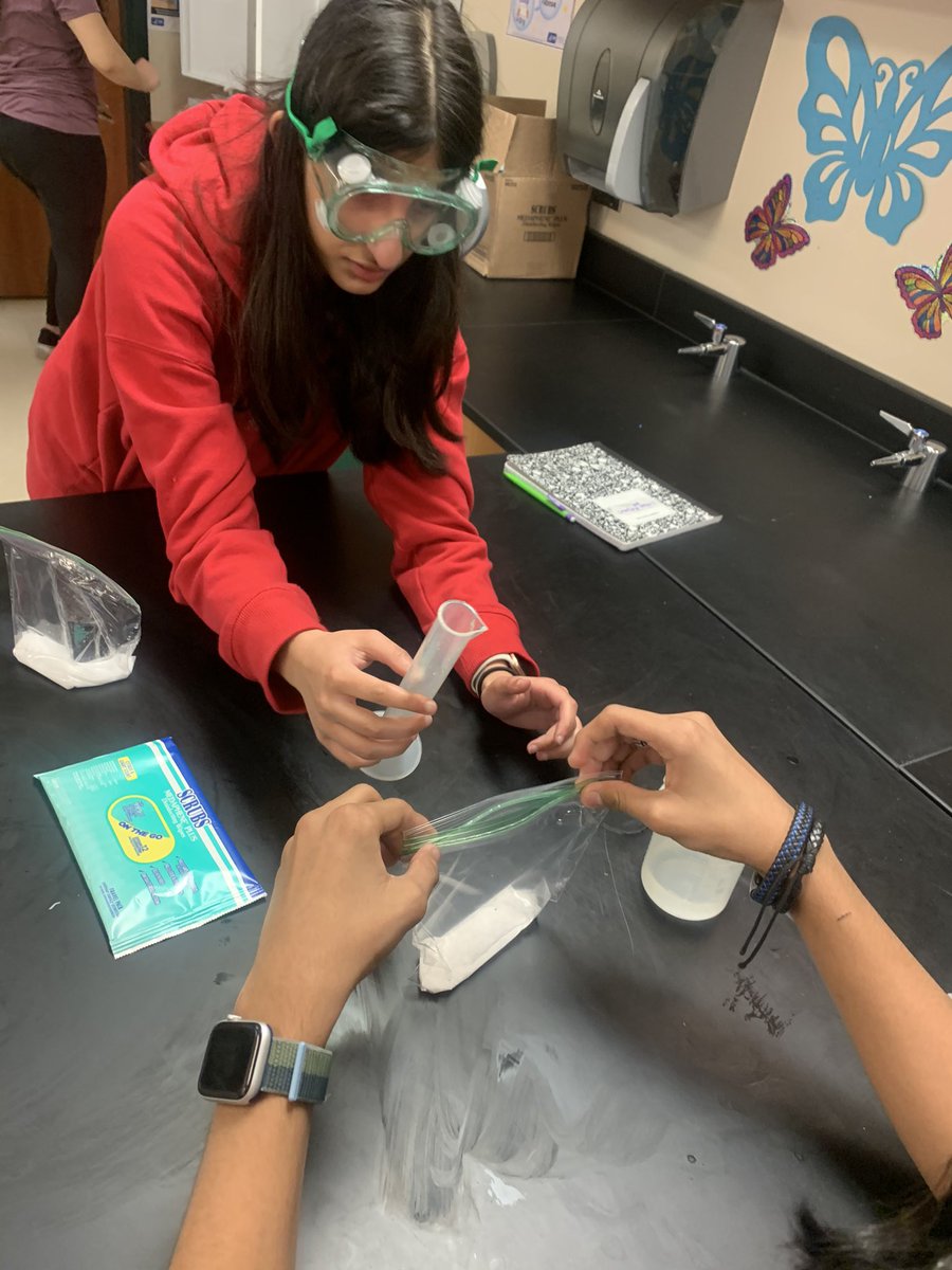 KnightsBayside's tweet photo. Bayside students had fun investigating chemical and physical changes in both 6th and 8th grade Science today! ⚛️ #CCISDLearns #CCISD2ndScience @CCISDScience https://t.co/cRkACSdik6