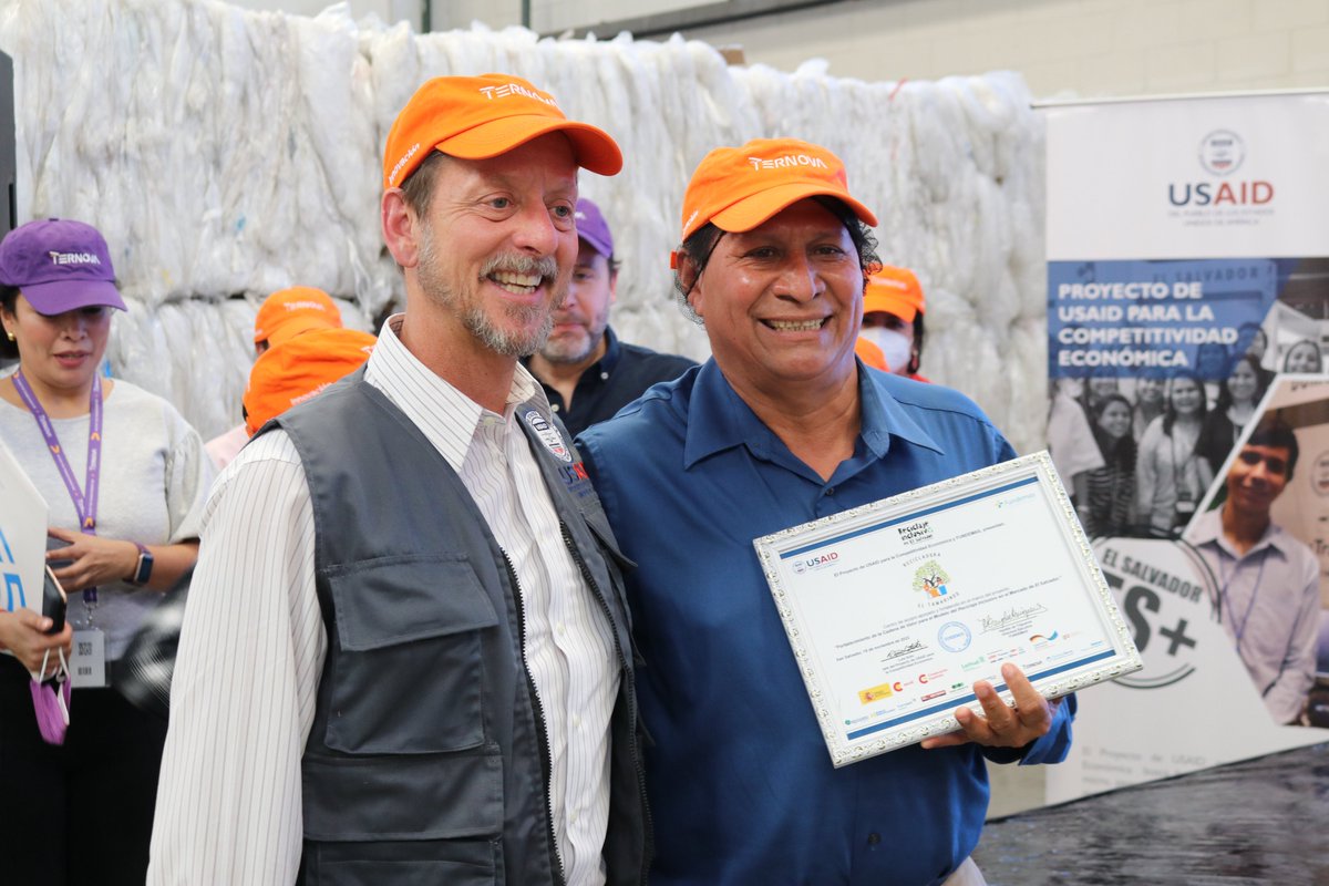 FUNDEMAS's tweet photo. El Proyecto de Reciclaje Inclusivo cuenta con el apoyo de: @AECIDElSalvador, @giz_gmbh, @ILCElSalvador, @TernovaGroup, @CarvajalEmpaque @Latitud_R, @VerdeParque, @ElMundoSV, @FoamIndustrial, @asiplastic, @TNS_SV, @BHElSalvador, @TOTOSAdeCV1, @CorpDiscovery, @WalmartMXyCAM https://t.co/CAqBGgQsyS