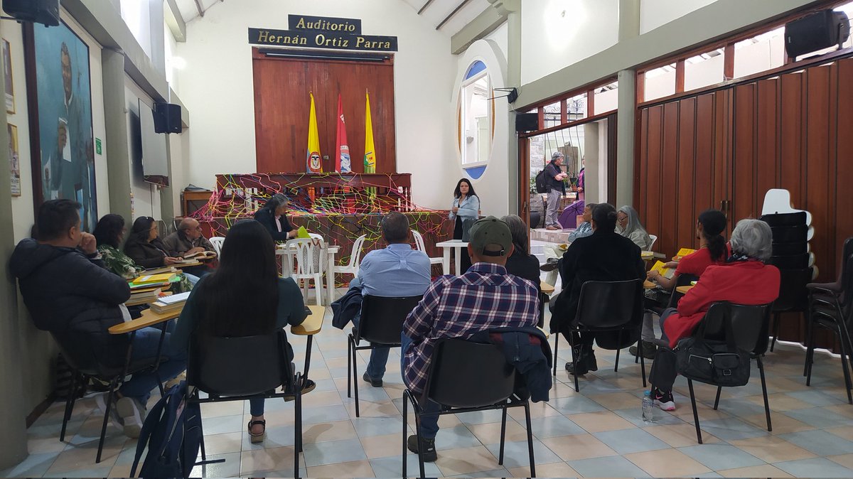 #Juntanza para el #lanzamiento del libro <<Viajeras y viajeros que construyen redes para el movimiento #pedagógico del siglo XXI>> en EDUCAL Manizales, Caldas #PlanetaPaz