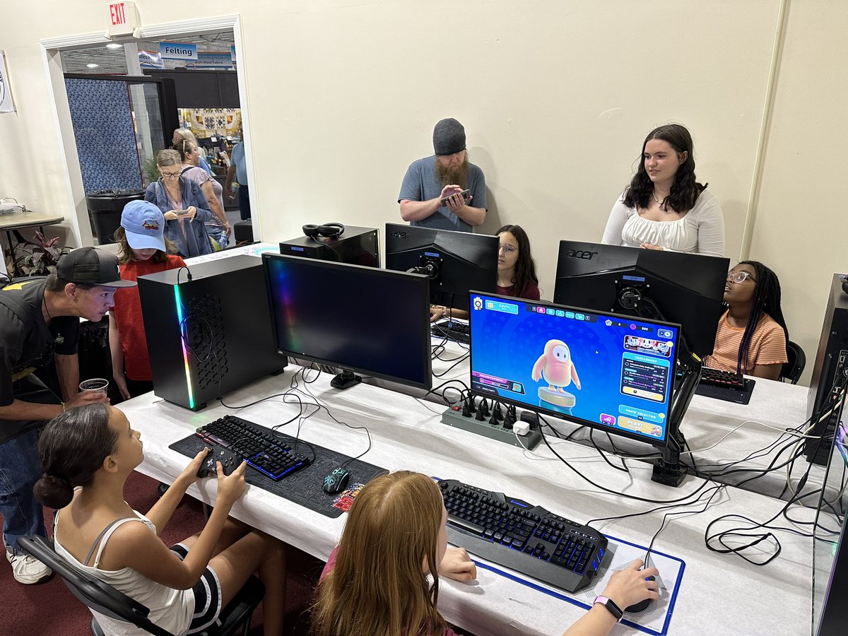 We're here at the @FLStateFair running gaming PCS, #Switch, and #classicconsoles. And on weekends we've got #SmashBros #Fortnite #RocketLeague #MarioKart competitions. Come hang out with us!

stryke.gg/locations/flor…

@mositampa