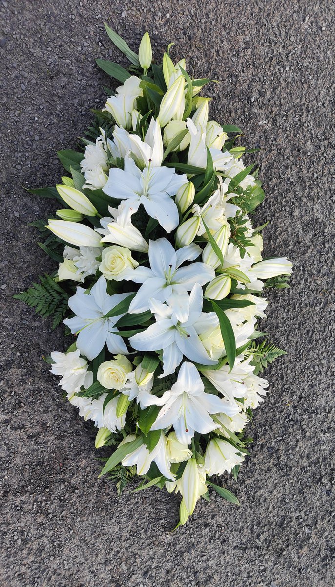 SPFloristry's tweet photo. Elegant Lily &amp; Rose Casket Spray.
#sweetpeafloristry #casketspray #funeralflowers #prestonflorist #floristlife #preston #lifeofaflorist #lilycasket #roses #elegant #fyp https://t.co/vqSw0Ah7AA