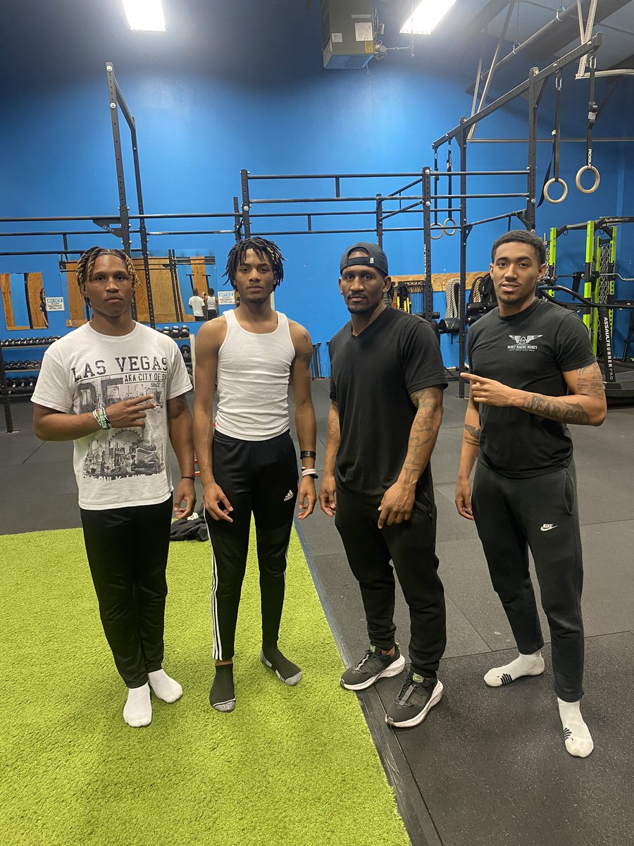 MikeLawry83's tweet photo. It’s a lot of heat in this picture 🔥🔥🔥🔥 @1D_Mill @KelGonGetLive @alldaycj34 #NorthCarolina #OU #TexasTech #MichState #UNLV #TU #OSU https://t.co/PDF50jSIev