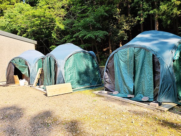 #放課後温泉が～る ♨️
4湯目で訪れる #栃木県 の山中にある温泉。
テント⛺️の中の浴槽に、自分のためだけに目の前で源泉を注いでくれる贅沢空間✨

本当は誰にも教えたくない…だけど声を大にして言いたい。ここ、すごく良いです。
https://t.co/MSWILW86f2

#温泉 #温泉好き #日帰り温泉 #足利温泉 