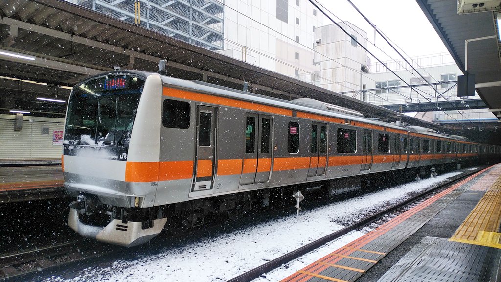 「お昼は駅で雪見そば。雪が相変わらずどんどん降ってきている。これは早く帰らないとマ」|エゾキハ@イラスト展4/16~4/23のイラスト