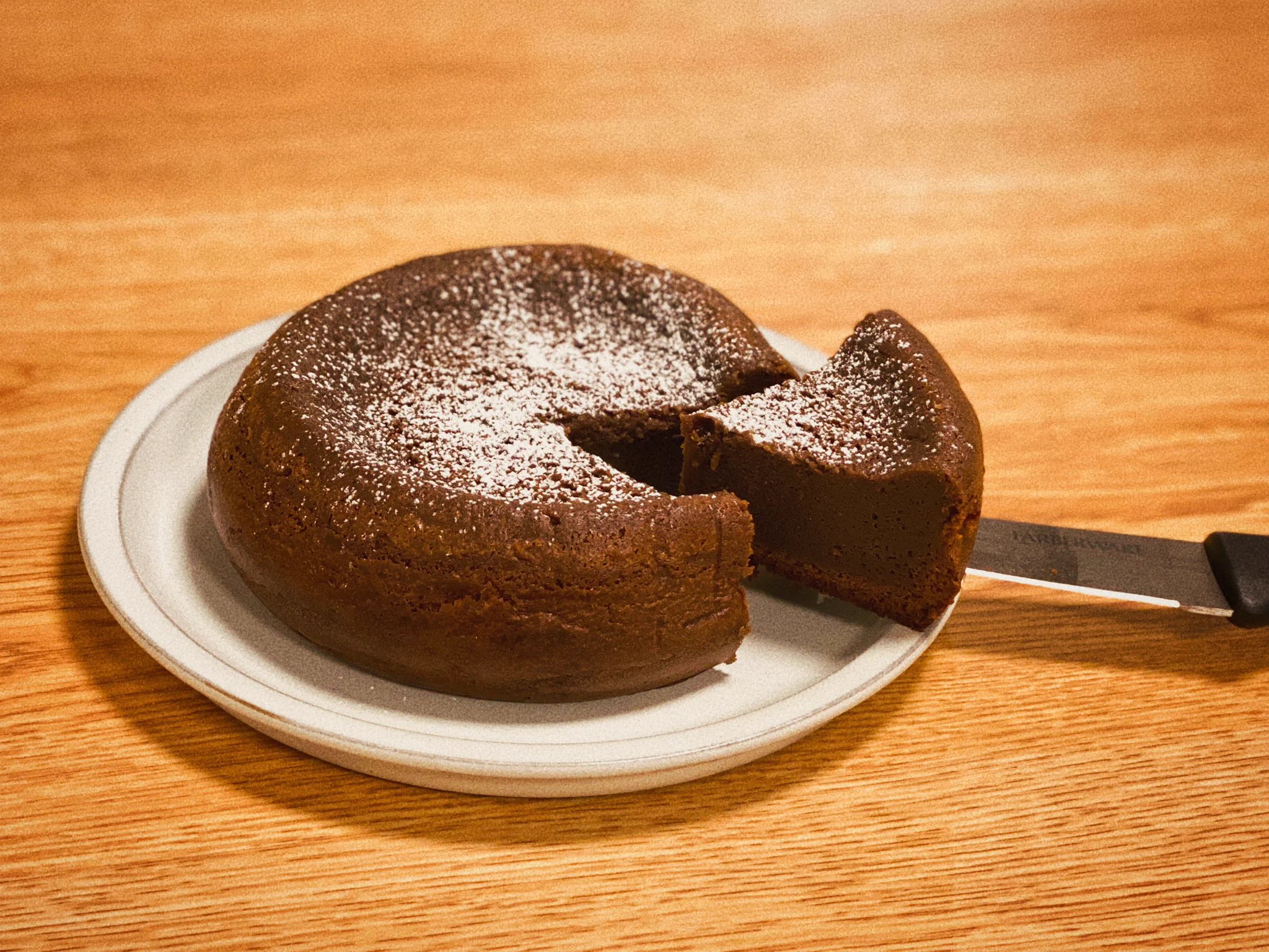 #はるさんの台所 
今日はバレンタインの試作と少し早い自分へのギフトも兼ねて、ガトーショコラを作りました🍫🥰
1人用のポータブル炊飯器で作ったので、とても可愛いサイズ感に🫶
本当に濃厚で、ガトーショコラをホールで独り占めできる幸せを噛み締めています🥹
参考にさせていただいたレシピ⬇️  