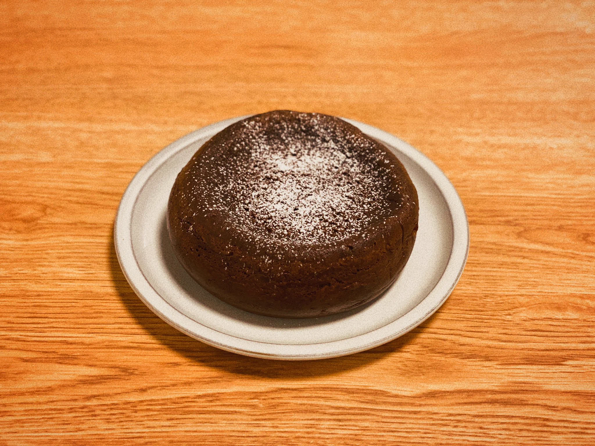 #はるさんの台所 
今日はバレンタインの試作と少し早い自分へのギフトも兼ねて、ガトーショコラを作りました🍫🥰
1人用のポータブル炊飯器で作ったので、とても可愛いサイズ感に🫶
本当に濃厚で、ガトーショコラをホールで独り占めできる幸せを噛み締めています🥹
参考にさせていただいたレシピ⬇️  