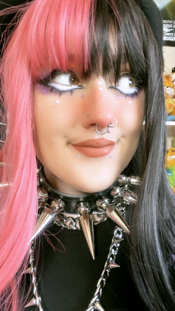 IzzzyzzzArt's tweet photo. I’m draculaura’s secret long lost sister and I have every elemental power + shadow and death powers and I’m immortal but I get bullied bc I can turn into a winged wolf and my eyes turn rainbow when I’m angry x https://t.co/A5H2rUsmqt