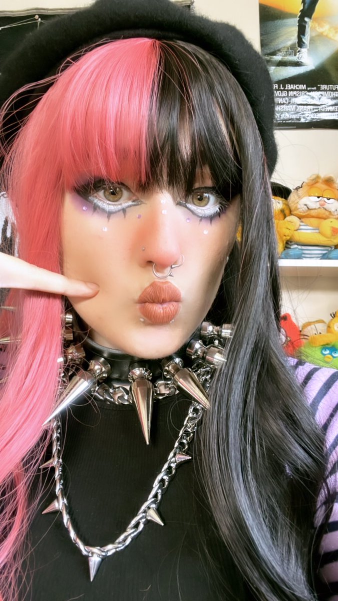 IzzzyzzzArt's tweet photo. I’m draculaura’s secret long lost sister and I have every elemental power + shadow and death powers and I’m immortal but I get bullied bc I can turn into a winged wolf and my eyes turn rainbow when I’m angry x https://t.co/A5H2rUsmqt