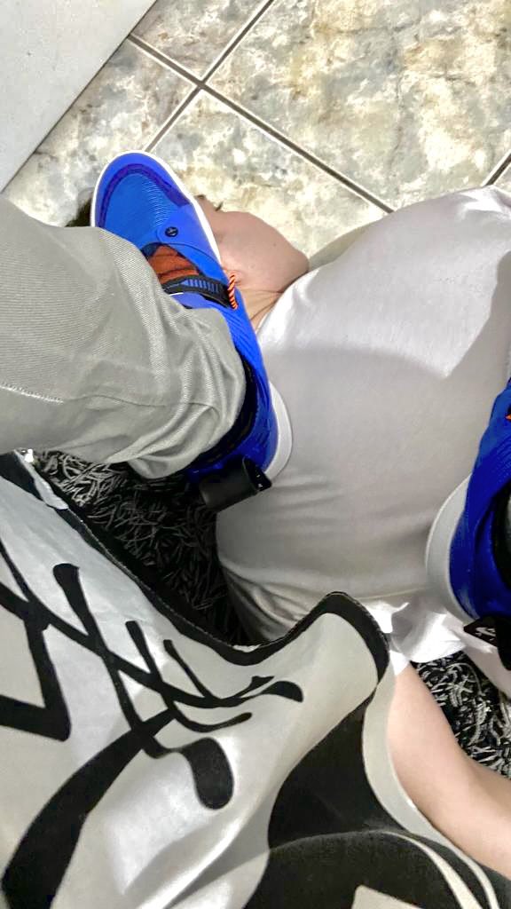FindomMatt_'s tweet photo. Lugar de #cashslave é assim, servindo como tapete para limpar os tênis do seu senhor!

E aproveitando pra ser pisado, afinal usei eles o dia todo hoje, precisam ser limpas!
#masterfetish #findomalpha #findon #mestre #fetiche #feetfetish #feet #domcash #AlphaMen https://t.co/MOQfx3BpiV