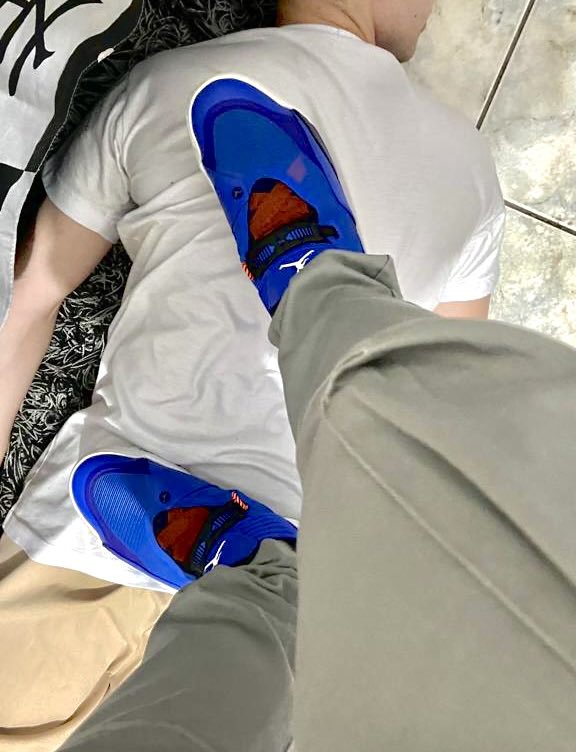 FindomMatt_'s tweet photo. Lugar de #cashslave é assim, servindo como tapete para limpar os tênis do seu senhor!

E aproveitando pra ser pisado, afinal usei eles o dia todo hoje, precisam ser limpas!
#masterfetish #findomalpha #findon #mestre #fetiche #feetfetish #feet #domcash #AlphaMen https://t.co/MOQfx3BpiV