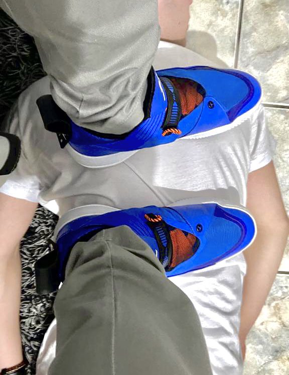 FindomMatt_'s tweet photo. Lugar de #cashslave é assim, servindo como tapete para limpar os tênis do seu senhor!

E aproveitando pra ser pisado, afinal usei eles o dia todo hoje, precisam ser limpas!
#masterfetish #findomalpha #findon #mestre #fetiche #feetfetish #feet #domcash #AlphaMen https://t.co/MOQfx3BpiV