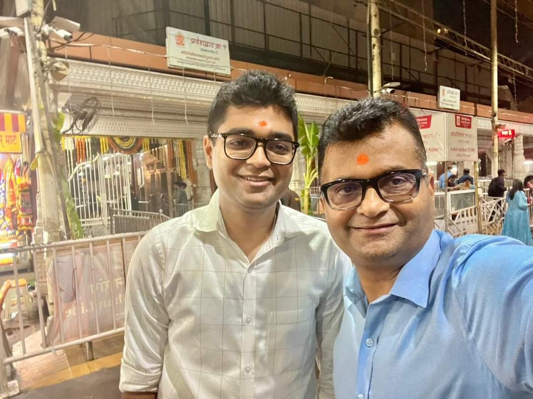 AneelMurarka's tweet photo. Seeked blessings at Lord #ShreeSiddhivinayak jee’s temple with Dear son Sidhaant on the occasion of #SankashtiChaturthi. 

The place has an aura of its own, feel strengthened &amp; peaceful after visiting it.  श्���ी सिद्धिविनायक जी का कृपा हम सब पर बनी रहे. गणपति बाप्पा मोरया 🙏🌺🥥 https://t.co/pfLp04N59S
