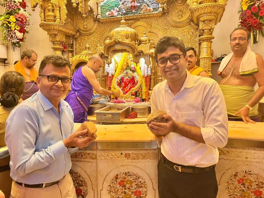 AneelMurarka's tweet photo. Seeked blessings at Lord #ShreeSiddhivinayak jee’s temple with Dear son Sidhaant on the occasion of #SankashtiChaturthi. 

The place has an aura of its own, feel strengthened &amp; peaceful after visiting it.  श्���ी सिद्धिविनायक जी का कृपा हम सब पर बनी रहे. गणपति बाप्पा मोरया 🙏🌺🥥 https://t.co/pfLp04N59S