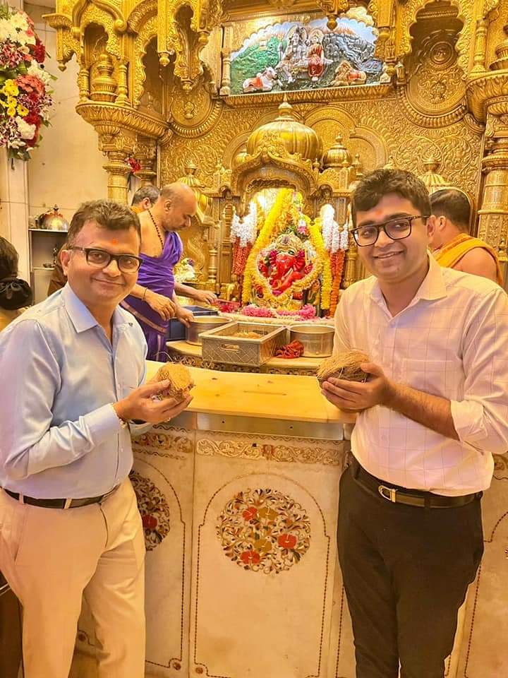 AneelMurarka's tweet photo. Seeked blessings at Lord #ShreeSiddhivinayak jee’s temple with Dear son Sidhaant on the occasion of #SankashtiChaturthi. 

The place has an aura of its own, feel strengthened &amp; peaceful after visiting it.  श्���ी सिद्धिविनायक जी का कृपा हम सब पर बनी रहे. गणपति बाप्पा मोरया 🙏🌺🥥 https://t.co/pfLp04N59S