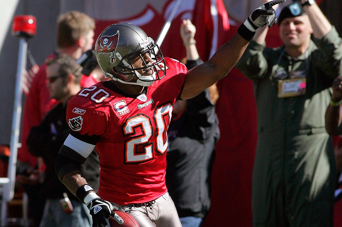 PewterReport's tweet photo. On behalf of the entire @PewterReport staff – past and present – congrats on becoming a Hall of Famer, @rondebarber! 🐐
#BucsLegend
#WellDeserved
#HallOfFamer
#PrototypeNickel
#ShutDownTheVet
#SuperBowlXXXVIIChamp https://t.co/nCpDi6HRly