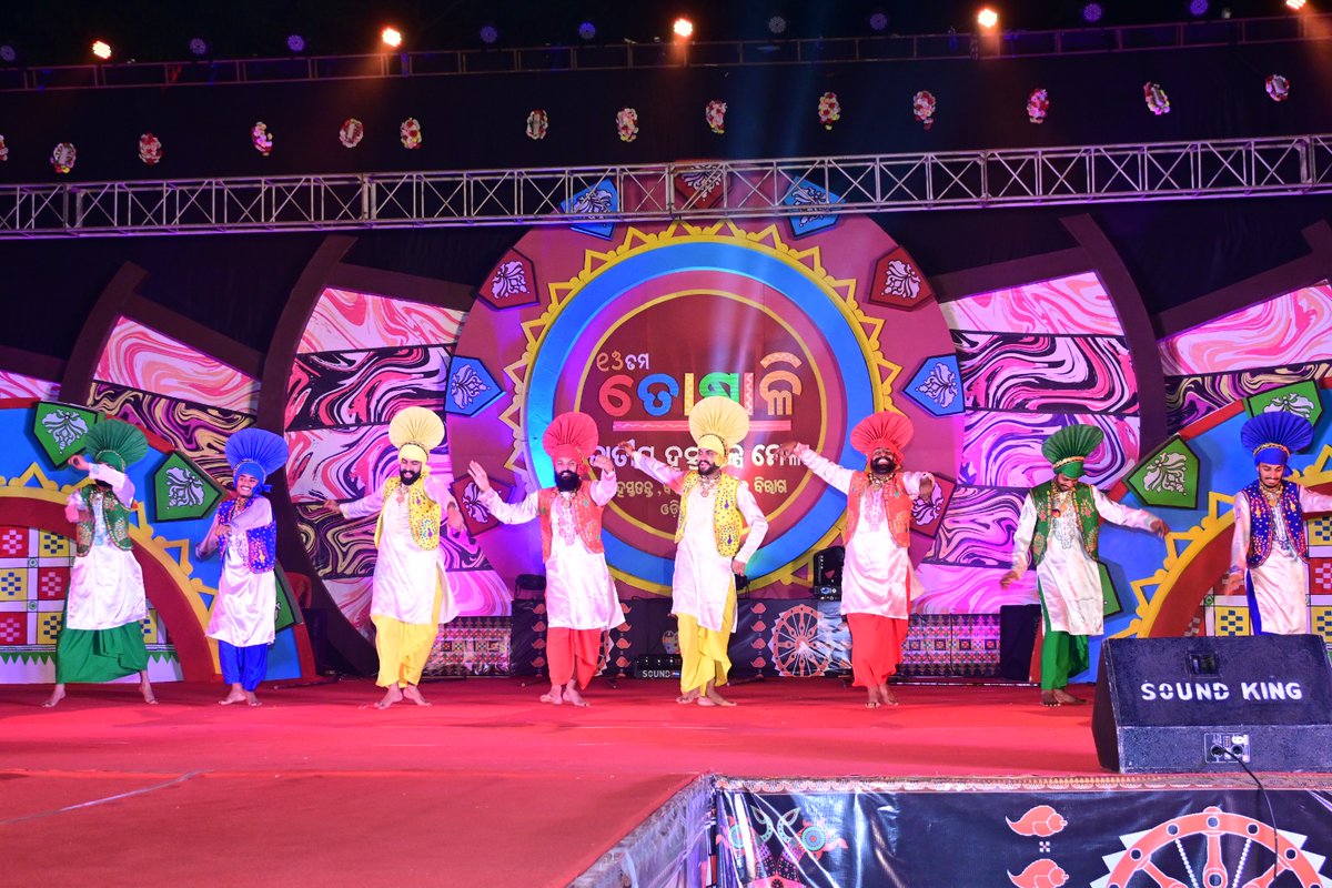 Sidac_Odisha's tweet photo. Glimpses of the very colorful & energetic folk dance of Punjab- 𝐁𝐡𝐚𝐧𝐠𝐫𝐚 @JanataMaidan during 17th #ToshaliNationalCraftsMela!
#EyeCatchingPerformance #EnergeticMoves
#PunjabiBeats https://t.co/k6CsrdfXhx