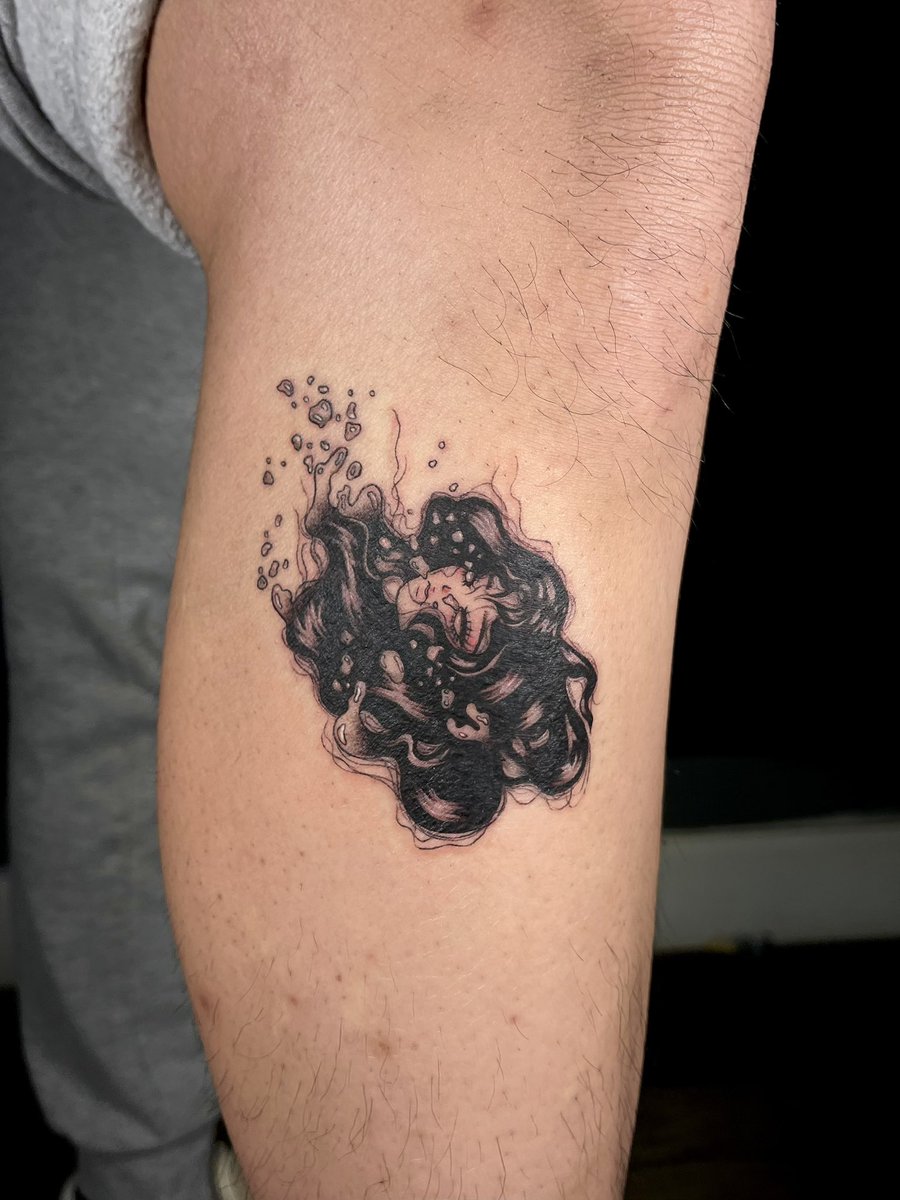 today’s tattoo ⭐️ 
 
designed with client wanting to be able to look at the tattoo the “right way” so the piece can be interpreted in different ways depending which direction you’re looking at it