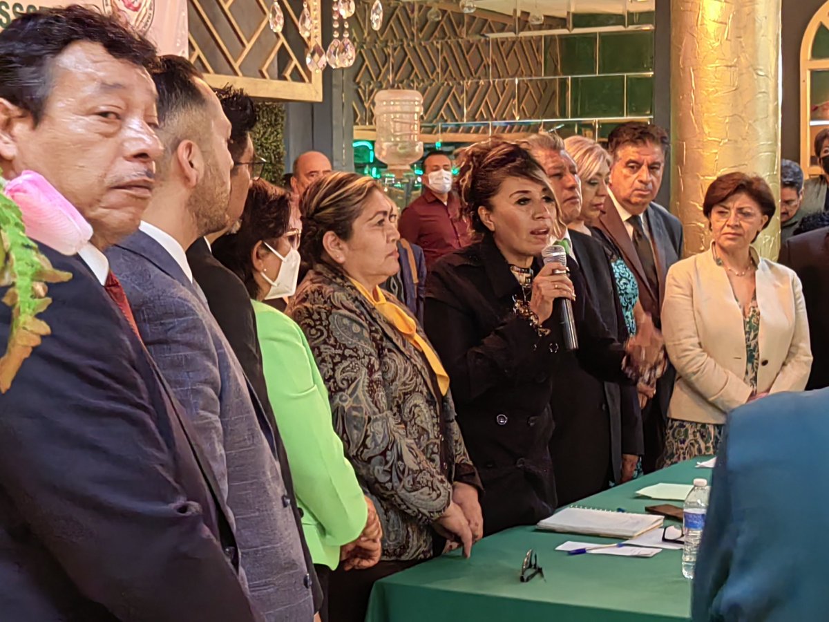 araceli_ocampo_'s tweet photo. Esta noche estuve presente en la clausura de la asamblea extraordinaria del nuevo Sindicato Nacional Progresista de los Trabajadores del ISSSTE. (+) https://t.co/muT4hfItWb