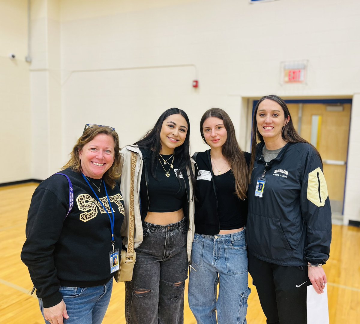 CoachHousby's tweet photo. You never really expect to have your former foreign exchange students just βdrop byβ for a visit, so my girl @taryn0811 bringing by Federica was the BEST surprise! #OnceABuff https://t.co/7RaMwMGfHA