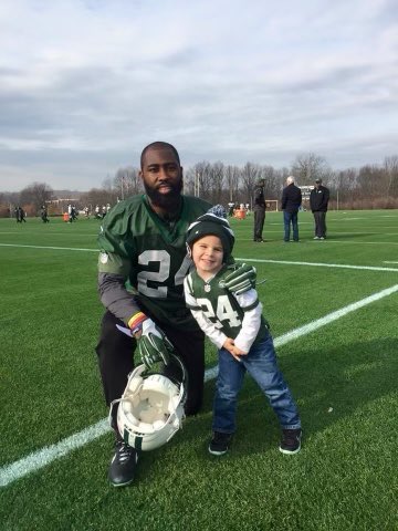 MMandolesi's tweet photo. At age 3 my son played catch with @Revis24 and now his favorite Jet is in the Hall of Fame! Congratulations to a great guy and great player! https://t.co/amCuEK1a9u