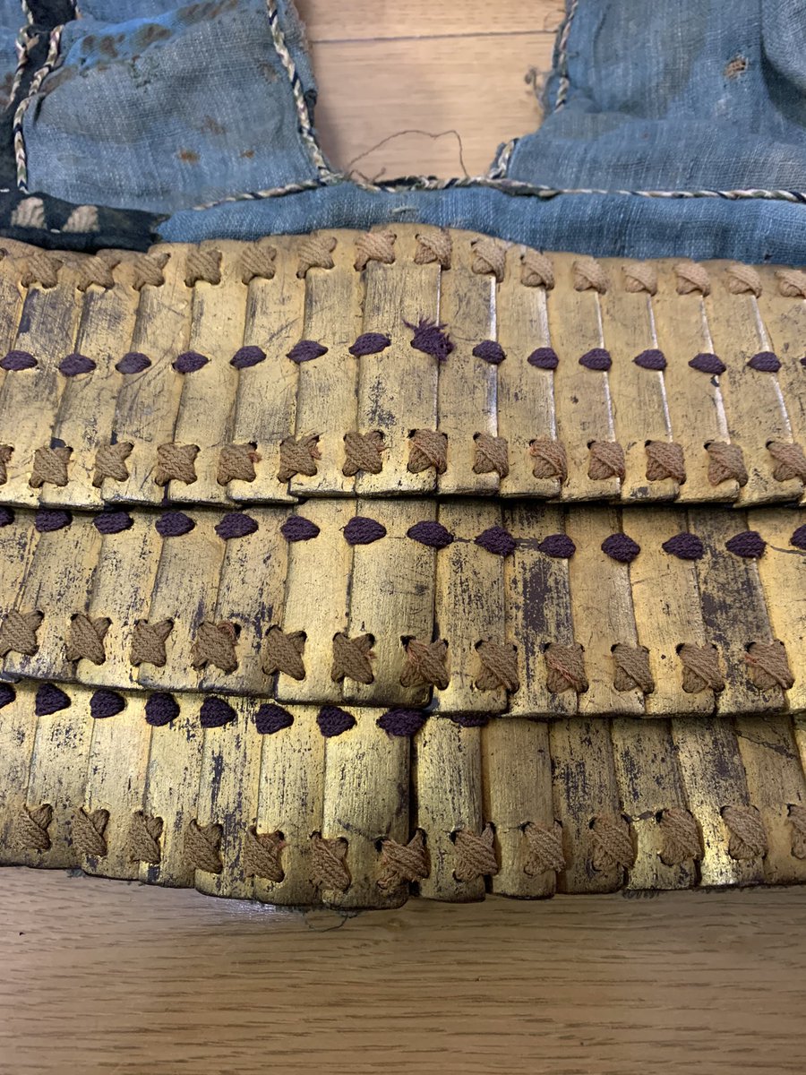mlydeiG6bddoYEN's tweet photo. 天文〜永禄年間の煉革金箔押一文字頭伊予札宝幢佩楯です。札は中心を1番上に重ねて太腿にフィットするように配慮しています。伊予札の宝幢形式は太山寺蔵品以外に聞いた事がないので大変貴重です。 https://t.co/KrPYcM3KXN
