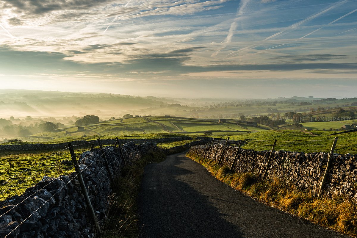Each morning we open a window to the #YorkshireDales and share some of our favourite views, like this one at #Malham.  

If you're planning to be in or around the Dales this weekend, there's loads of helpful information here 👇

yorkshiredales.org.uk/plan-your-visi…

📸 Wendy McDonnell