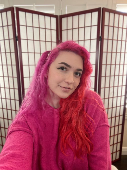 office starting to feel comfy 🤍 https://t.co/y7CUL2AfGR