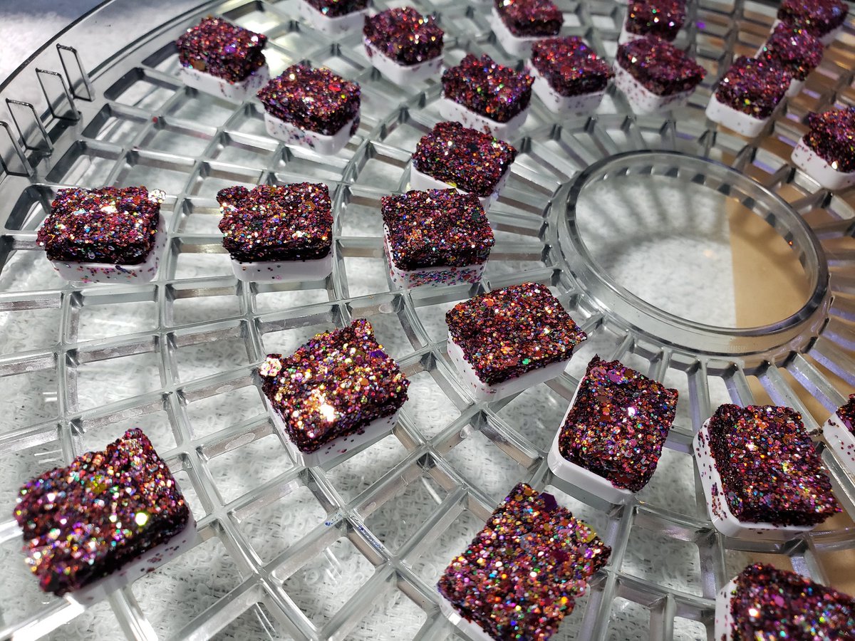 ScarletNymph's tweet image. Do you like glitter? I mean really like glitter? You're going to love this one then! The sparkle and color shifts are amazing, this is one of my favorite colors to mix! Wanna buy some? Check out our Etsy store.
etsy.com/shop/scarletny…

#scarletnymphdesigns #EtsySeller #glitter