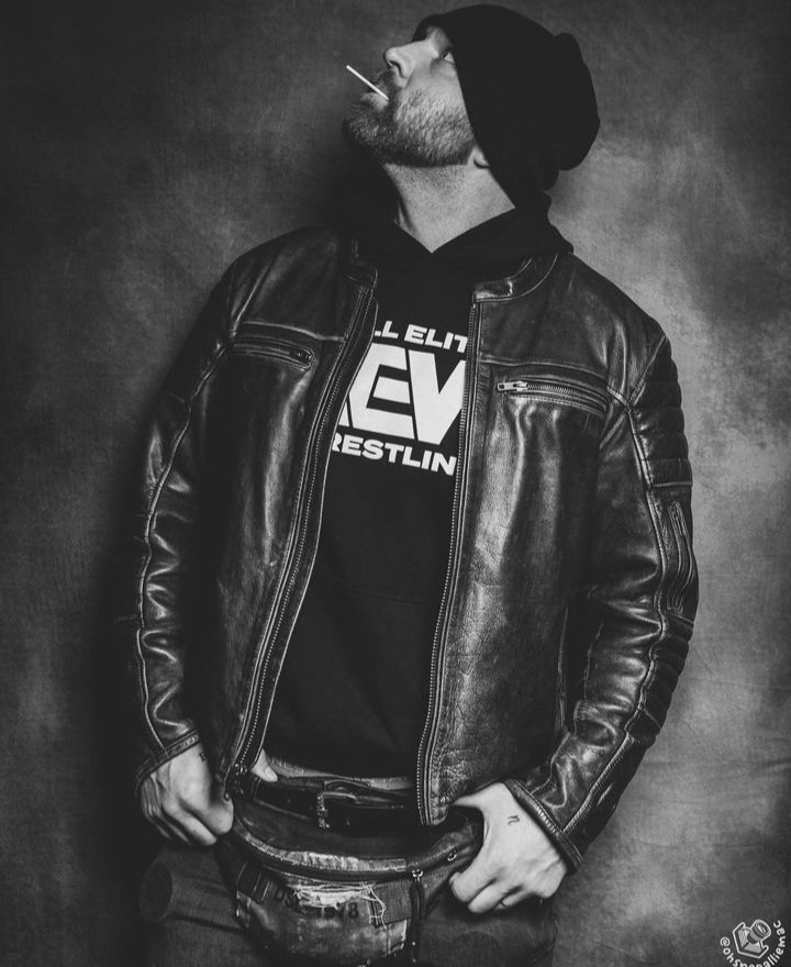 xoliviax09's tweet photo. #AEW #JonMoxley #Moxley #Mox #JonathanGood https://t.co/FZlaLdyDsU