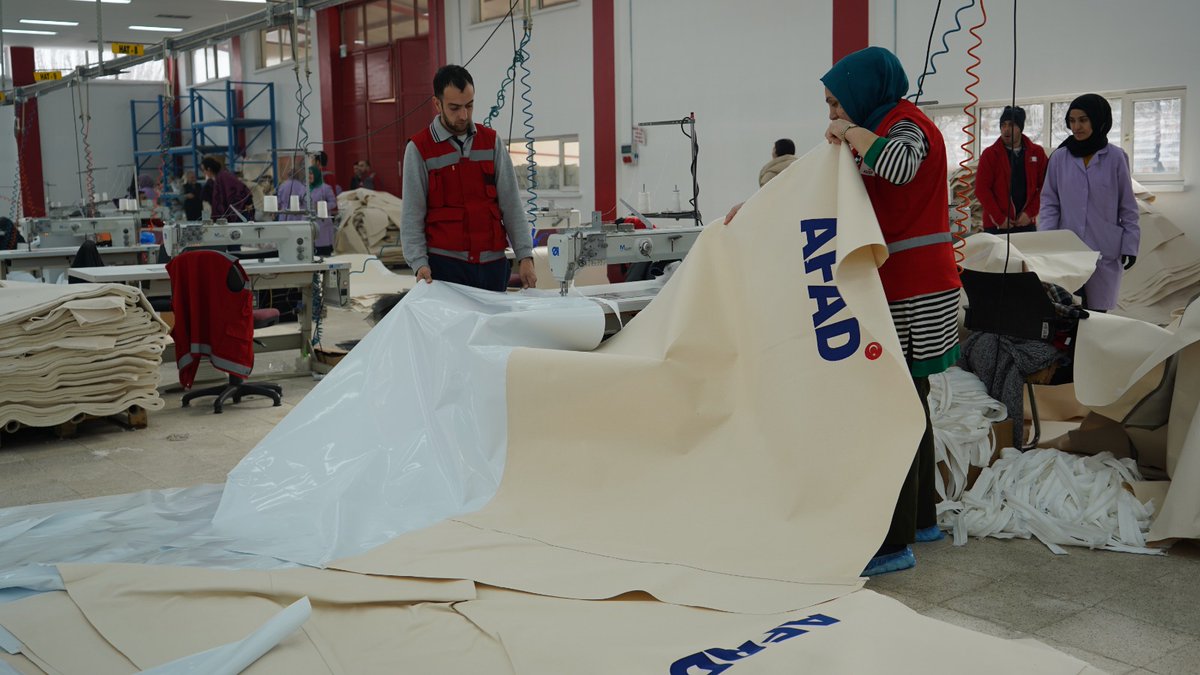 Kizilay's tweet photo. 🟥 Çadır atölyelerimiz tam kapasiteyle çalışmaya devam ediyor.

Depolarımızdan sevk edilen çadırlara ilaveten, atölyelerimizde üretilen çadırlar da TIR'larla bölgeye sevk edilerek AFAD'a teslim ediliyor. #SensizOlmaz https://t.co/dtWgmBjMes