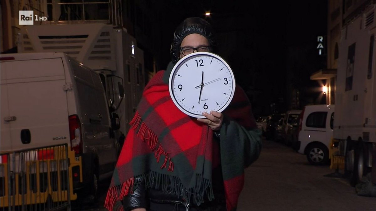 L'alert di Teams che ti ricorda che la call è finita da due ore.

#TPSanremo #Sanremo2023 #Fiorello