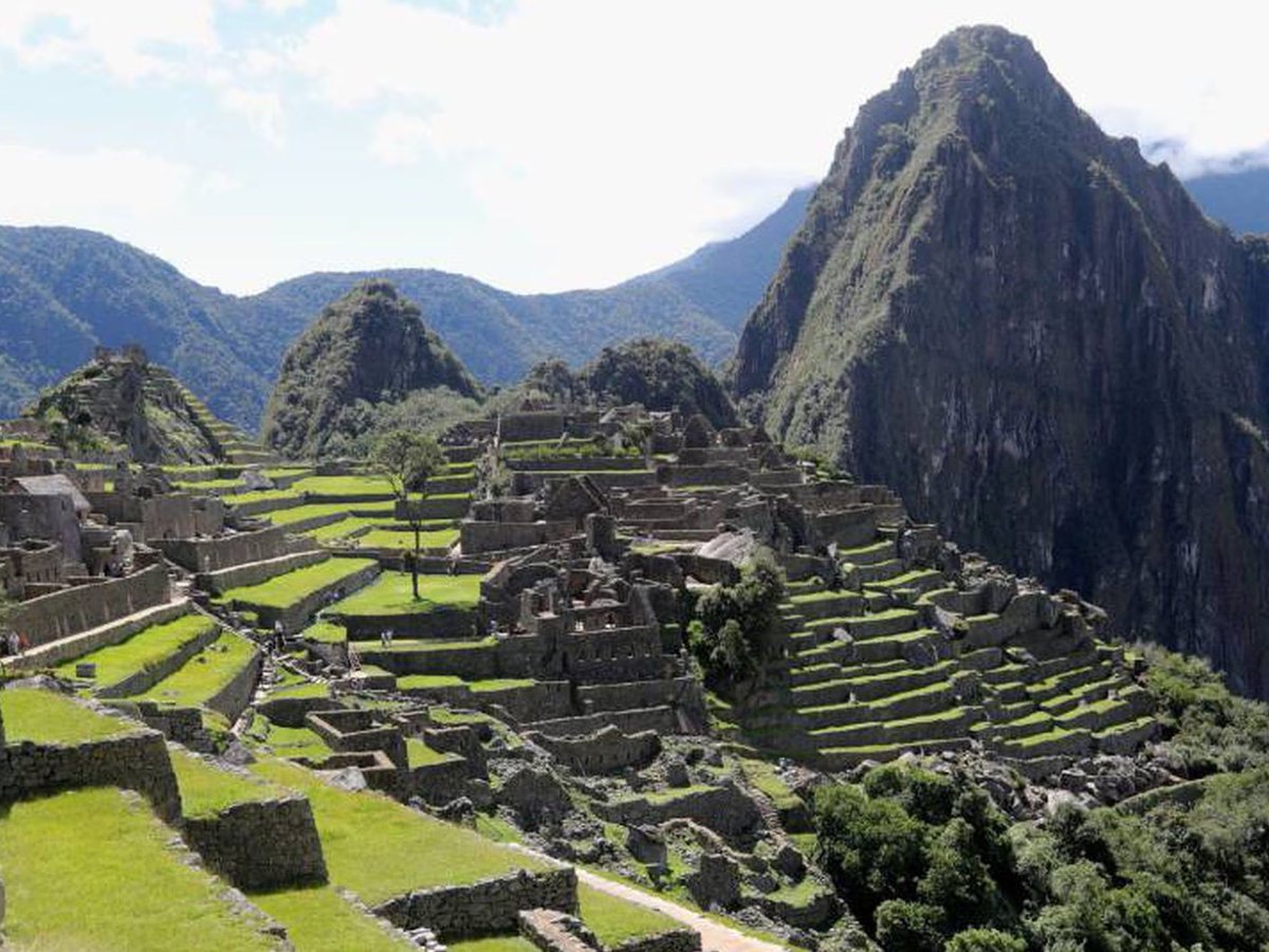 cusconoticias's tweet photo. Machu Picchu se apertura desde este 15 de febrero. Hoy se reunieron el alcalde de #MachuPicchu Elvis La Torre junto a la presidenta Dina Boluarte y la ministra de Cultura, los acuerdos son darle seguridad a los visitantes extranjeros y locales. El turismo tuvo una caída del 98% https://t.co/vQDbsv7ZJR