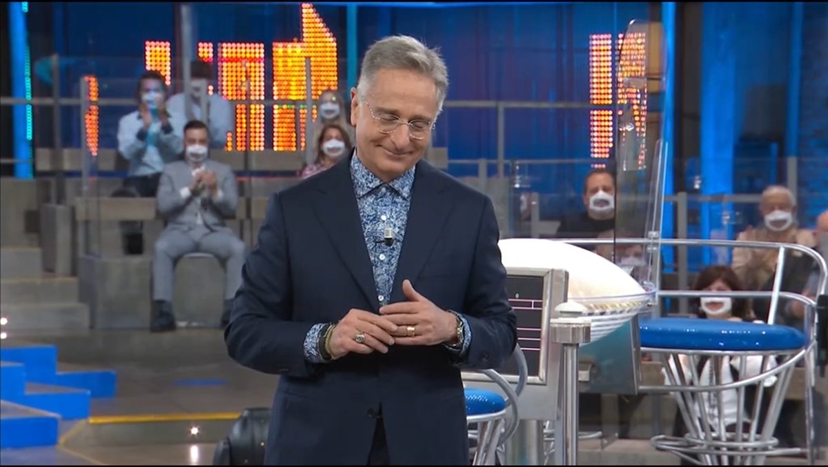 itsallgood_man_'s tweet photo. Anna Oxa palesemente scesa in pigiama perché il vestito di scena è stato rovinato dai gavettoni con Madame
#Sanremo2023 #sanremo23 https://t.co/l1szFYKsRH