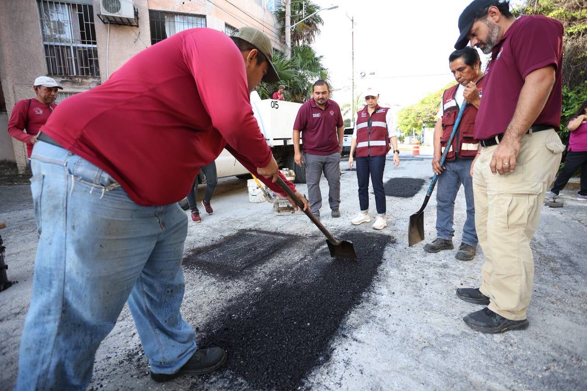 AytoCancun's tweet photo. En #Cancún trabajamos 24/7.
Gracias al equipo de trabajo de @ServPublicosBj .✅💯
La Presidenta Municipal @anapatyp , supervisó los trabajos de bacheo en la 📍#SM31, labores que se realizan en diferentes vialidades, en beneficio de las y los cancunenses.🚧👷♂️
#CancúnNosUne.🤝 https://t.co/MgTgbMSjLA