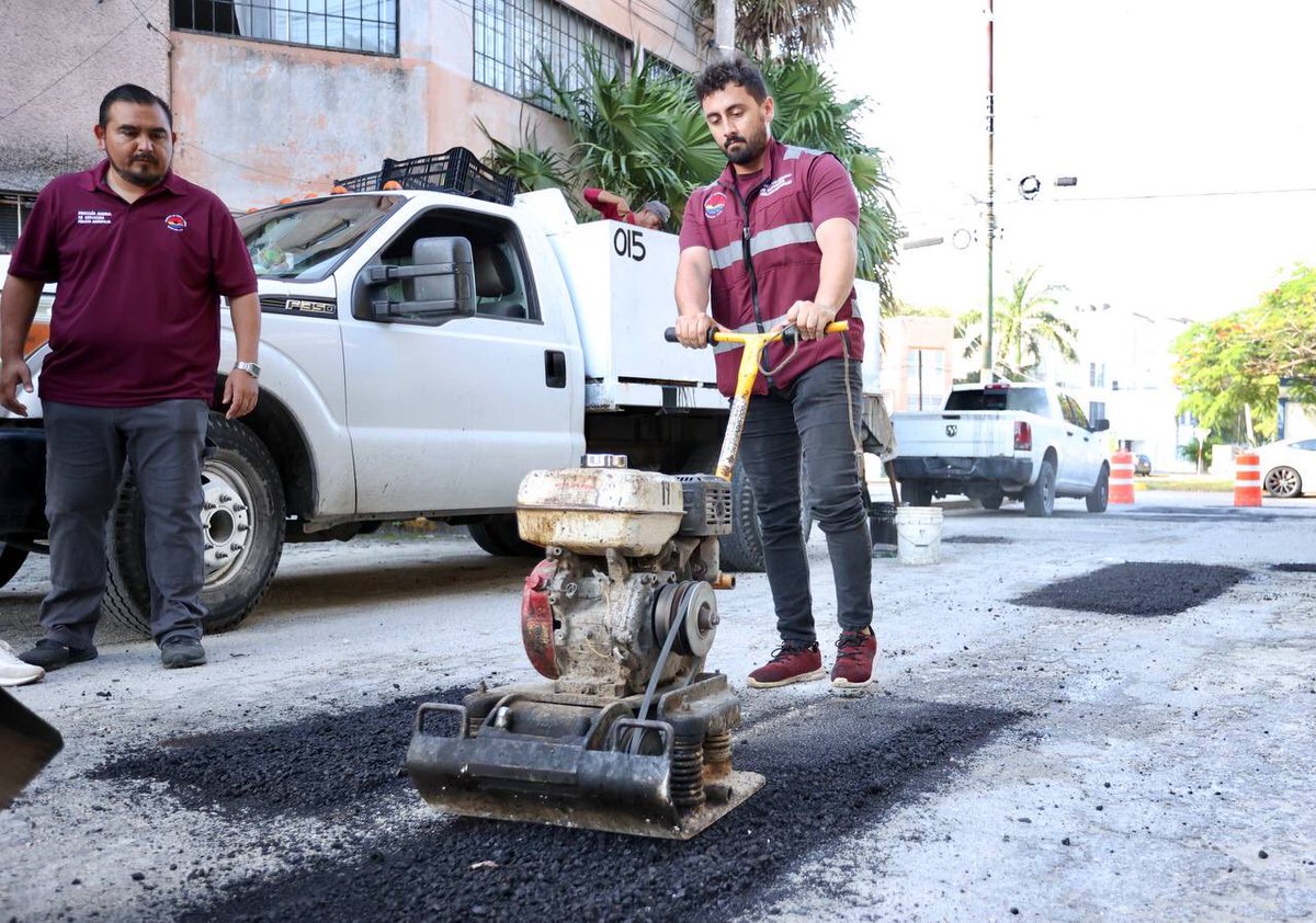 AytoCancun's tweet photo. En #Cancún trabajamos 24/7.
Gracias al equipo de trabajo de @ServPublicosBj .✅💯
La Presidenta Municipal @anapatyp , supervisó los trabajos de bacheo en la 📍#SM31, labores que se realizan en diferentes vialidades, en beneficio de las y los cancunenses.🚧👷♂️
#CancúnNosUne.🤝 https://t.co/MgTgbMSjLA