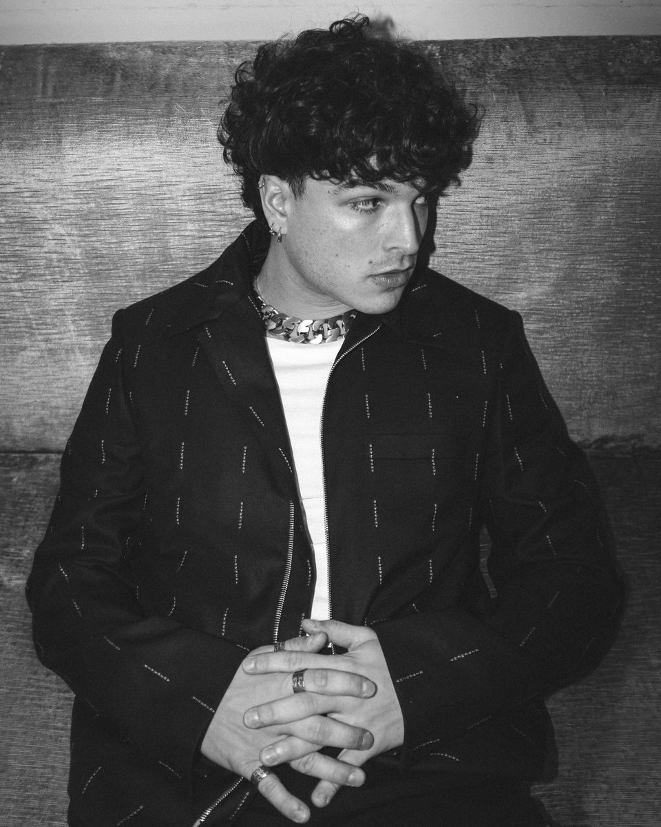 Leogassofficial's tweet photo. All’Ariston faceva caldo 🤍🔥
Terzo Cuore CODICE 18, let’s gooooooo 

#Sanremo2023 https://t.co/7HFVAqWQ3Y