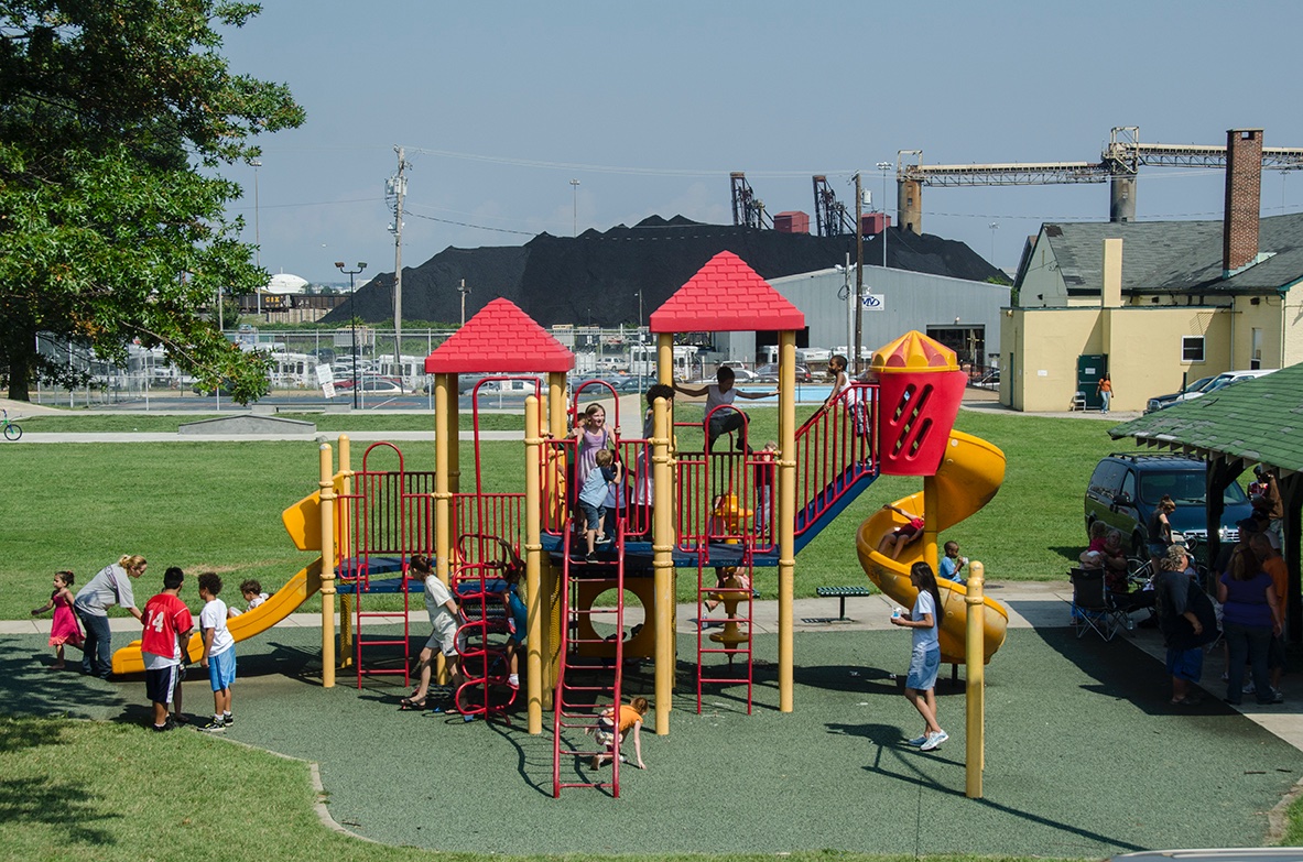 CommunityCurtis's tweet photo. Sign on now if you agree that an open air coal terminal within 1,000 ft of a Rec Center is a major planning mistake that needs to corrected ASAP!
https://t.co/RCMVbsChxA https://t.co/fkfEsagLmd