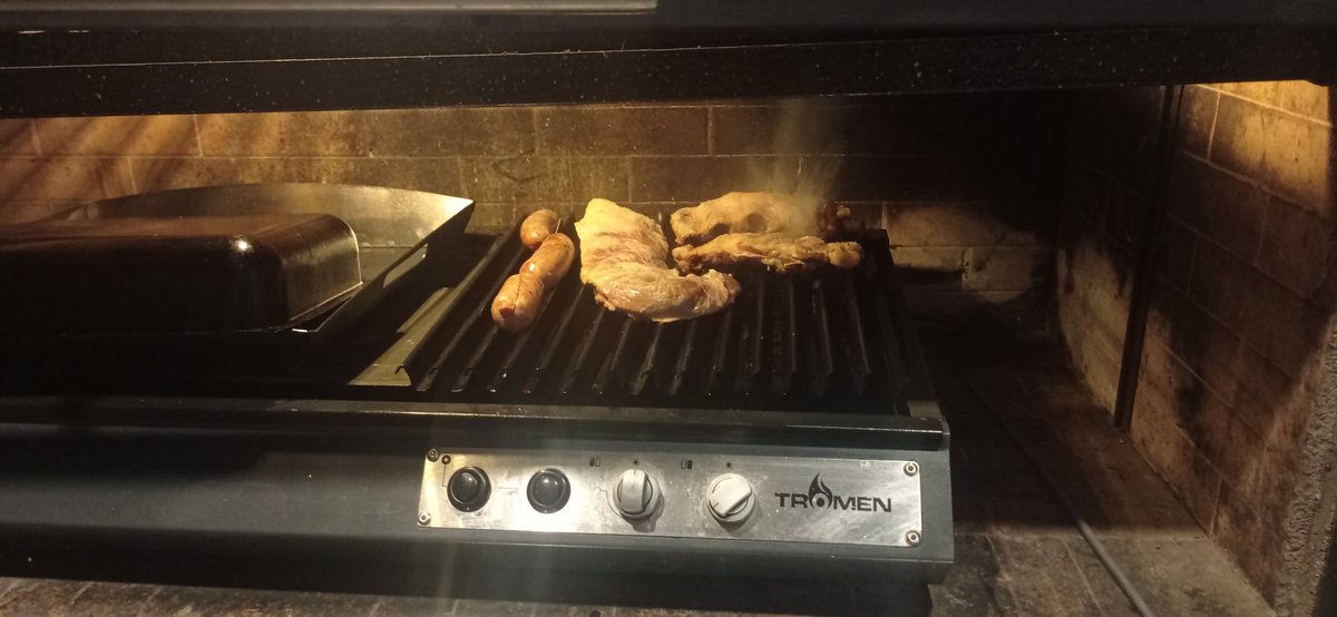 Hoy sale pechito de cerdo en la parrigas 😂😂😂
