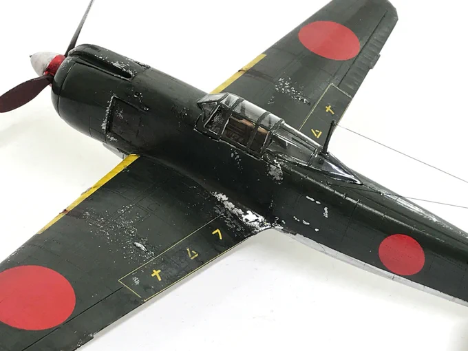 アリイにつづいてハセガワ1/48五式戦。絵の資料として作ったアリイだけど、キャノピー形状などがおかしい。そこで新たにハセで制作。こちらのほうが20年以上新しいのでスタイルは問題なし。アクリル筆塗り+グロスコートで完成。両方とも5戦隊。並べて撮ると有名な写真風w#飛行機模型 #プラモデル 
