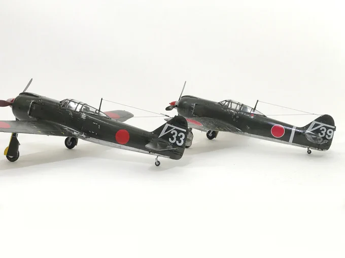 アリイにつづいてハセガワ1/48五式戦。絵の資料として作ったアリイだけど、キャノピー形状などがおかしい。そこで新たにハセで制作。こちらのほうが20年以上新しいのでスタイルは問題なし。アクリル筆塗り+グロスコートで完成。両方とも5戦隊。並べて撮ると有名な写真風w#飛行機模型 #プラモデル 