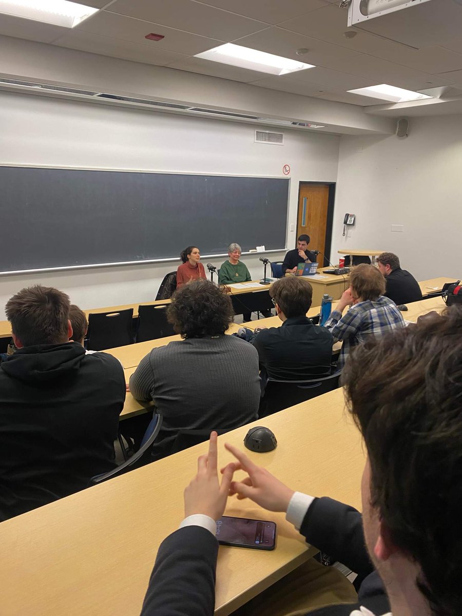 JeunesBQ's tweet photo. La conférence sur le modèle québécois avec Marie-Laurence Desgagné et Marie-Claude Girard est en cours. 
⚜️💙⚜️
On est près d'une trentaine de personnes!

#polqc #QC #bloc #fjbq https://t.co/0z0KtBePZh