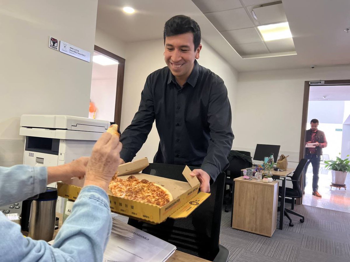 pkumamoto's tweet photo. Hoy en la oficina se celebró el Día Internacional de la Pizza.🍕😂

¿Cuántas rebanadas te sirvo?😜 https://t.co/PqF0zZJREr
