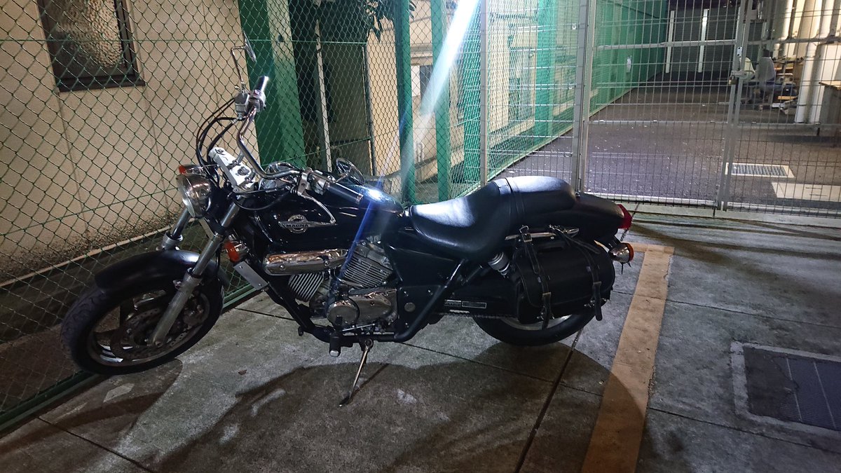 yakinikudaizin's tweet photo. ベストマグナ賞を取るために
ちょっとイカした照明の場所で一枚

図書館の駐輪場なんですけど、
雰囲気がいいんですよ

もちろん、写真取りに行っただけじゃなくてちゃんとお歌の練習してきましたよ‼️

るるる～♪

#マグナ250 https://t.co/wWqdIGCm6n
